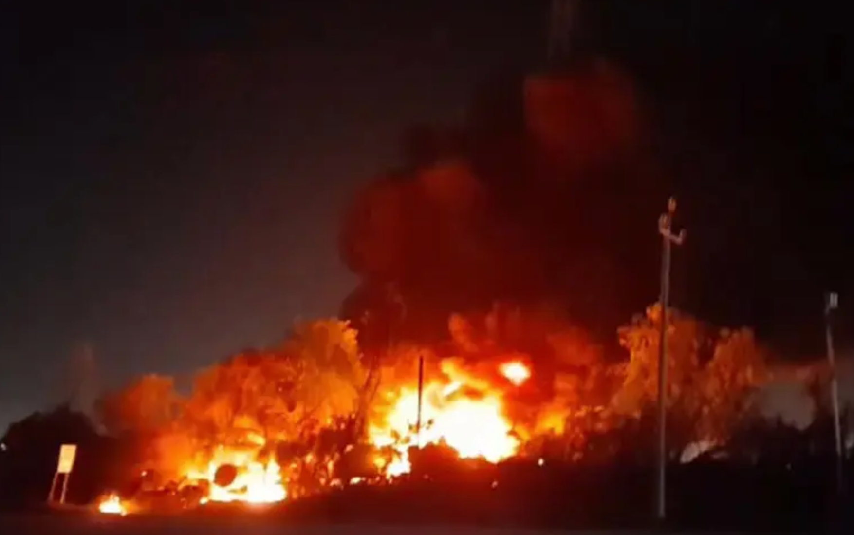 Incendio en corralón de NL consume 40 vehículos 